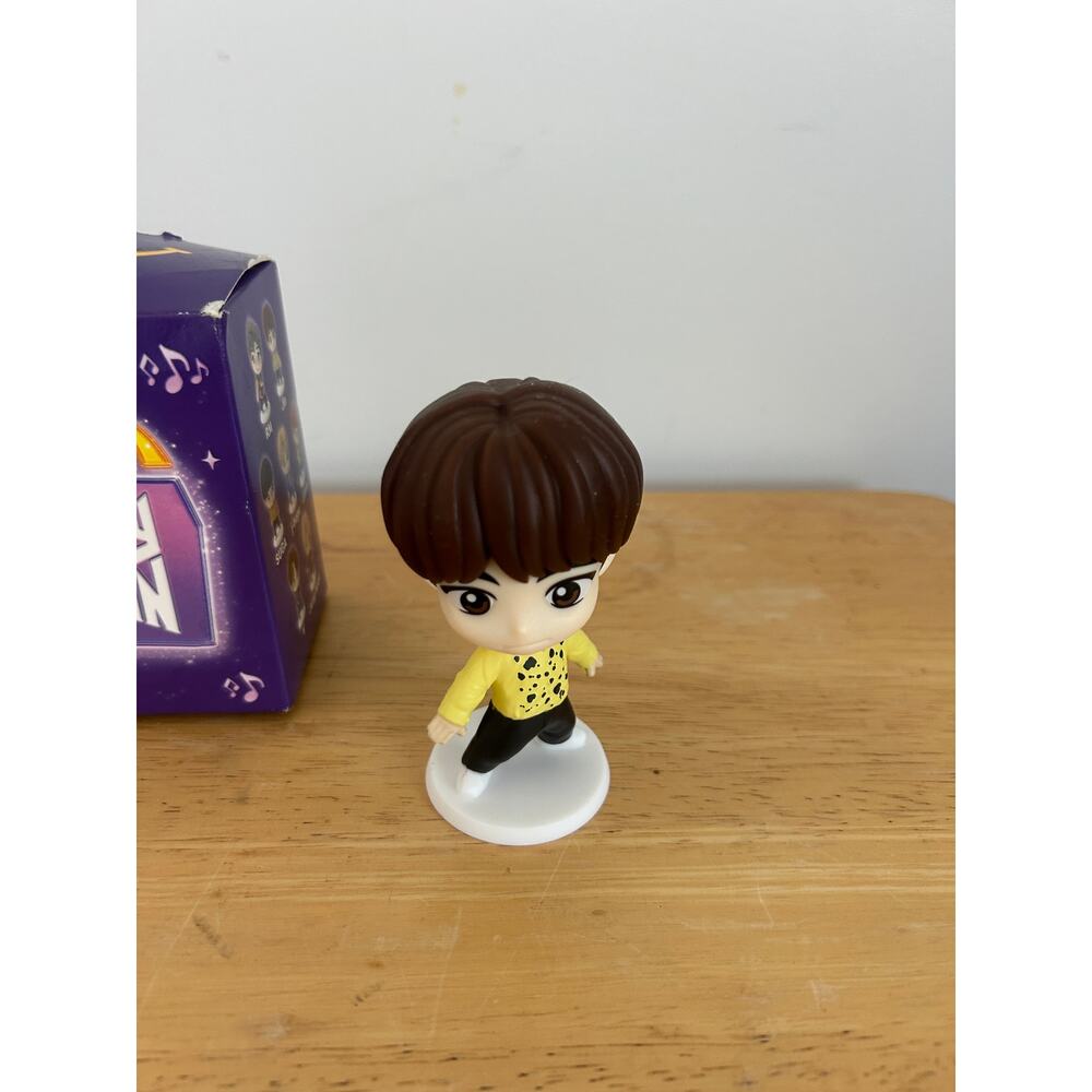 McDonald's TinyTAN x BTS Happy Meal "Throwback Edition" Jin Figure - Picture 3 of 5